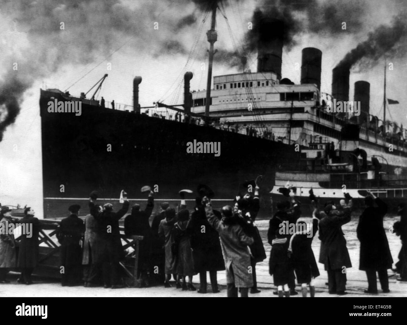 Dockside watchers Wave addio al 45.000 ton liner Aquitania come lei lascia Southampton dockers sul suo ultimo viaggio, legato per la sua città natale del Clyde per essere spezzato dopo 36 anni di servizio. Xx Febbraio 1950. Foto Stock