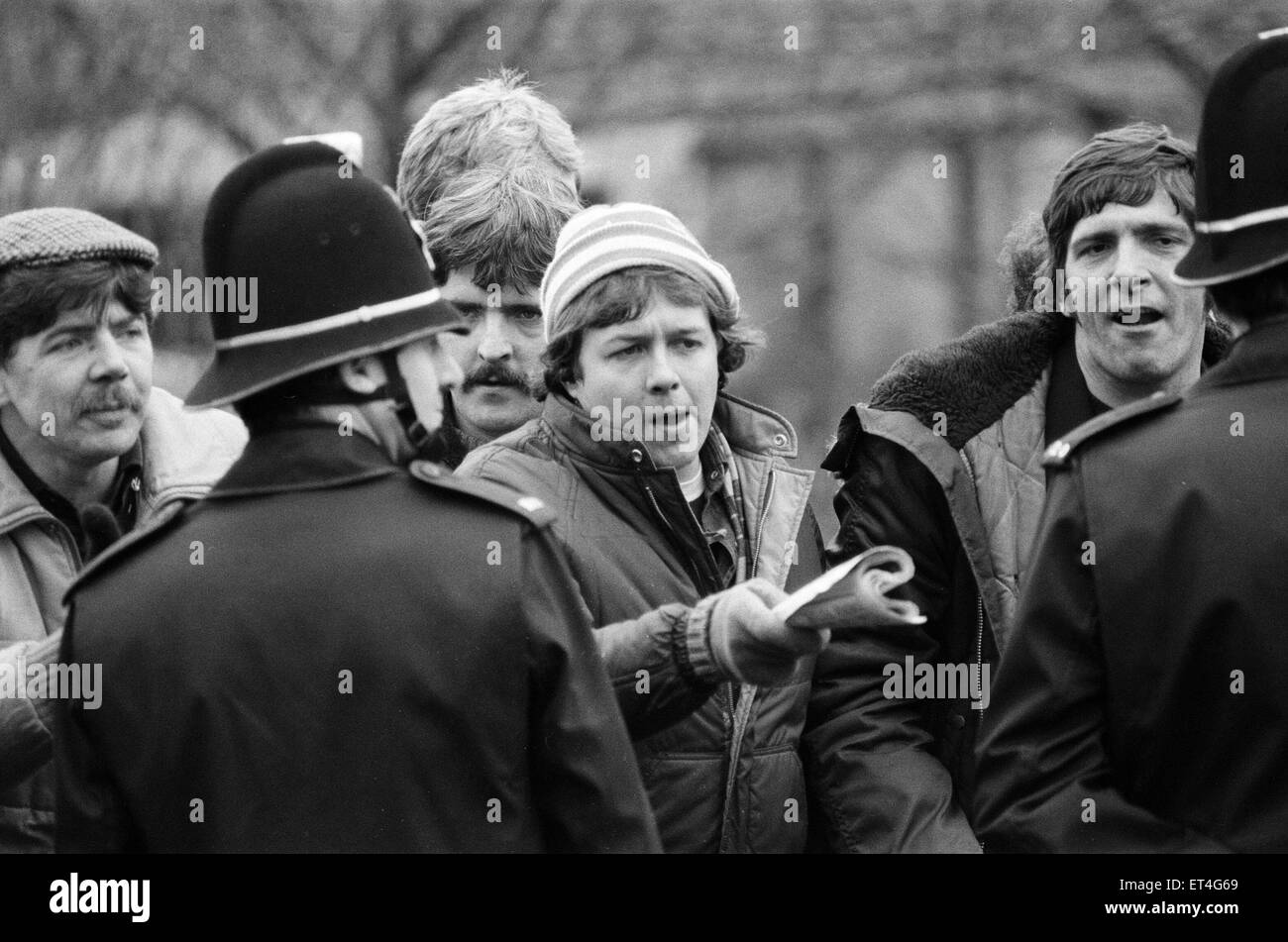 Sciopero dei minatori 1984 - 1985, nella foto. Picchetti e la polizia a Lea Hall Colliery, Rugeley, Staffordshire, Inghilterra, lunedì 26 marzo 1984. Arthur Scargill, presidente della NUM, dichiarò che colpisce in vari campi di carbone sono state per essere un sciopero nazionale e Foto Stock