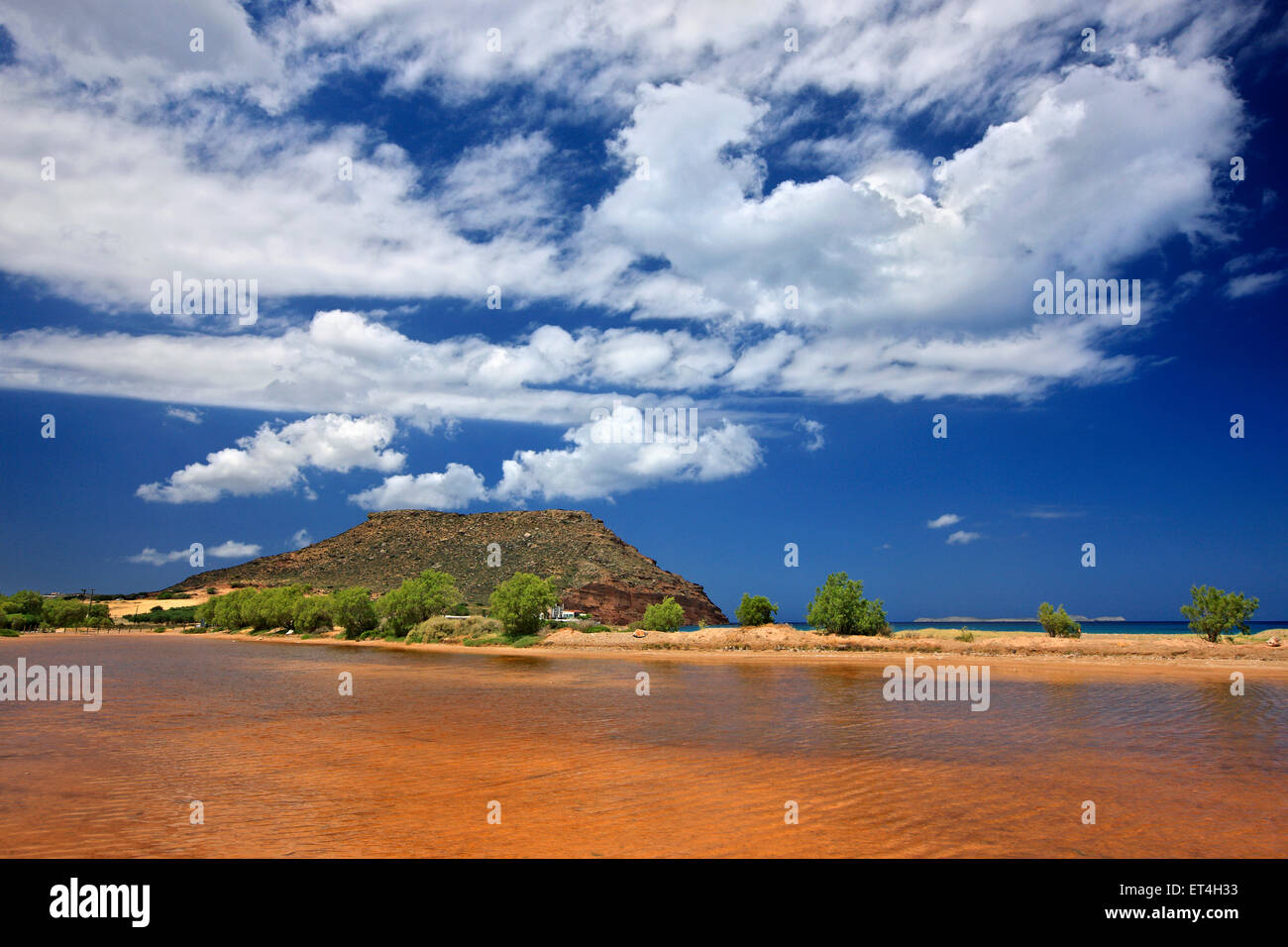 Hiona (o 'Chiona') beach & wetland vicino a Palekastro village, SITIA, LASSITHI, CRETA, Grecia. In background Kastri hill. Foto Stock