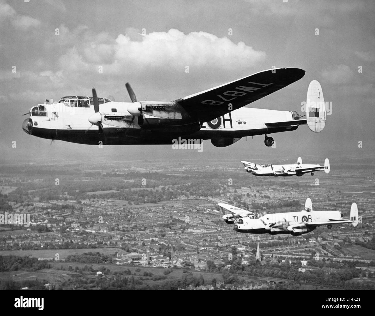 Un Avro Lancaster bombardiere da 35 Squadriglia in volo sopra la campagna inglese. Il 29 maggio 1946. Foto Stock