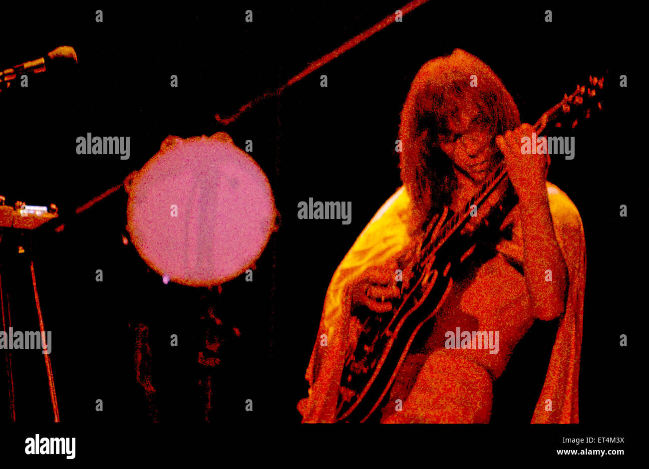 Il chitarrista Steve Howe del classico-progressive rock band sì in concerto in 1974 Foto Stock