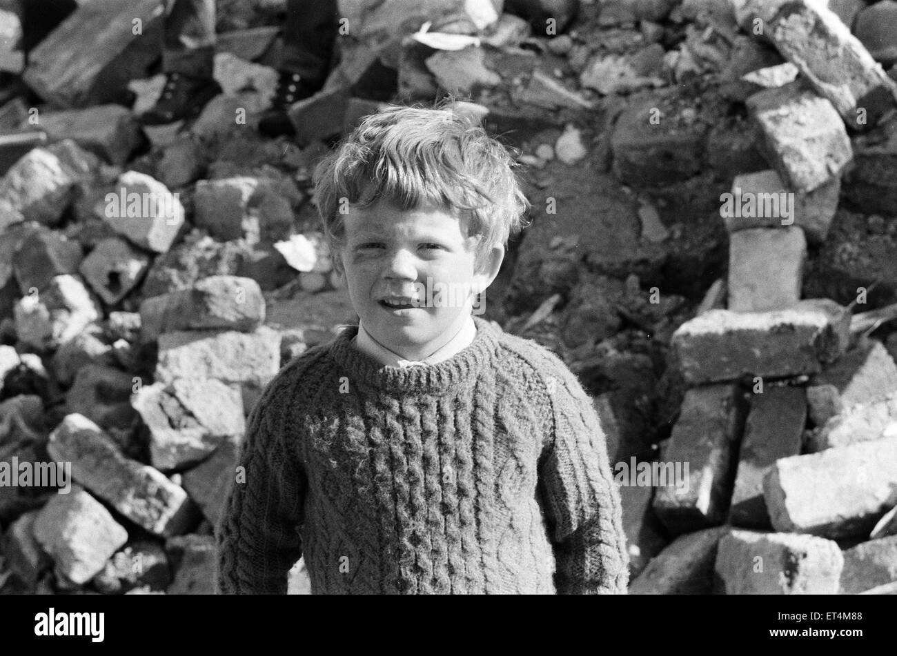 I bambini che vivono in no mans land, Belfast, Irlanda del Nord, 30 marzo 1971. Foto Stock