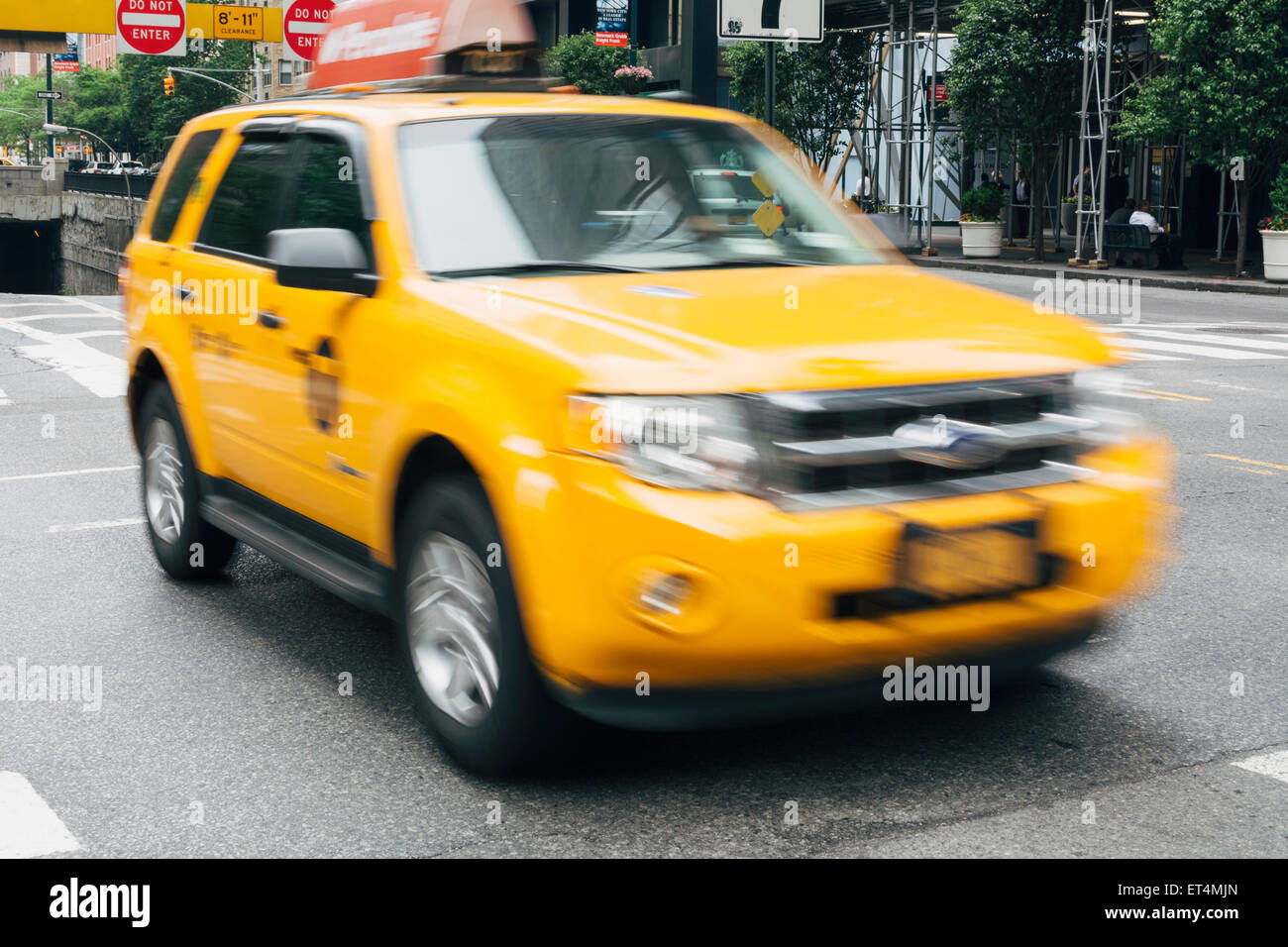 Taxi a guidare lungo Park Avenue. La città di New York Foto Stock