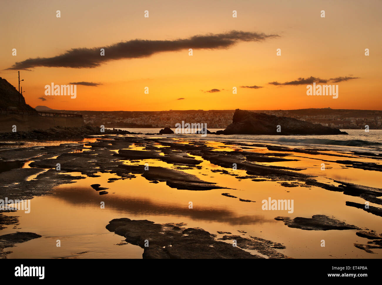 Il tramonto vicino alla città di SITIA, LASSITHI, CRETA, Grecia. Foto Stock