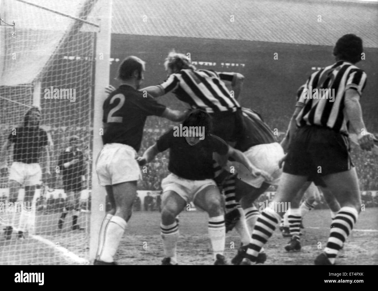 Newcastle 2-0 Burnley, fa Cup semi-finale partita a Hillsborough, sabato 30 marzo 1974. John Tudor testa la palla, ma va largo. Foto Stock