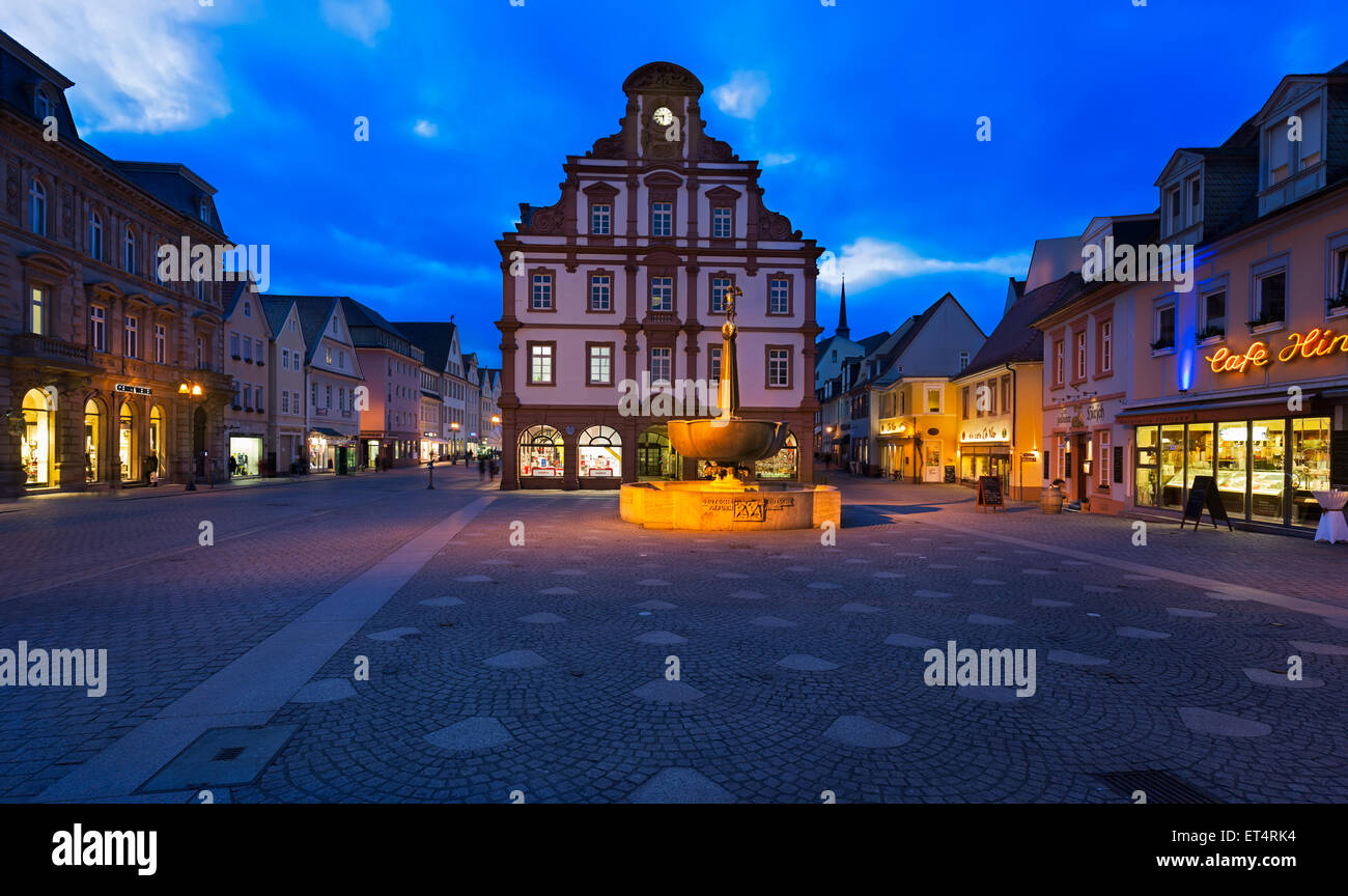 SPEYER, Germania - Febbraio 04, 2015: centro storico di Speyer al tramonto - una città vecchia dove diversi l'imperatore tedesco sono state crown Foto Stock