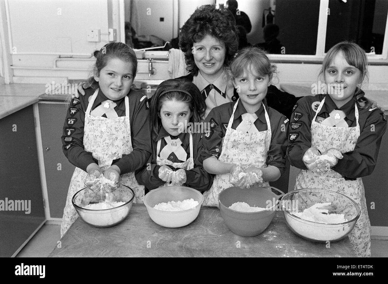 Farina di potenza... Brownie helper Diane Felton mostra questi membri di San Francesco, Brownie Fixby come fare scones. Il piccolo meraviglie sono (da sinistra) Katie Meehan, Cara Felton, Charlotte Hulme e Sarah Charlesworth. Ventiquattro Brownies realizzato alcuni 170 SCOM Foto Stock