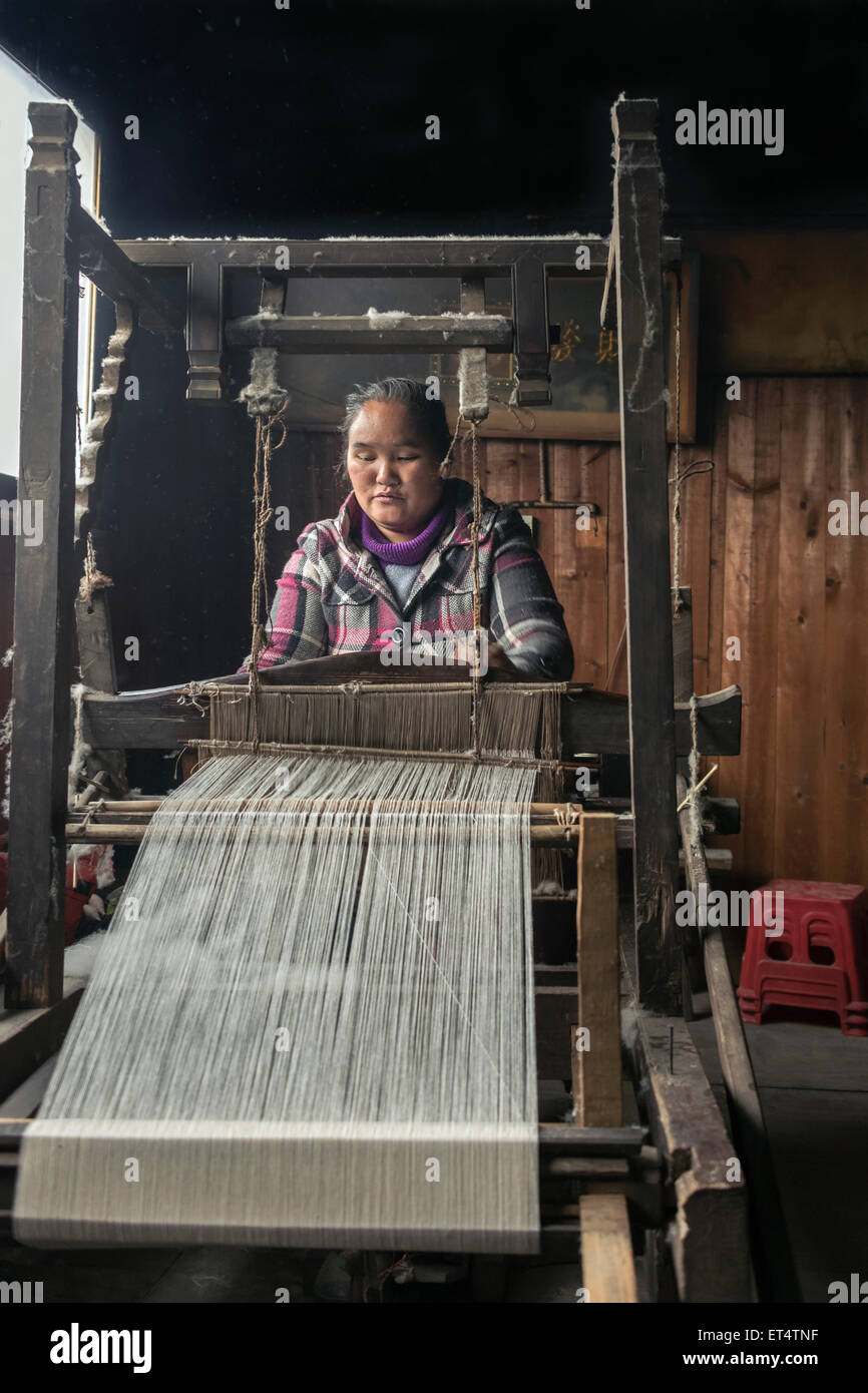 Basha Miao donna tessitura cotone greggi per rendere abbigliamento tradizionale #2, Basha Gun Village, Guizhou, Cina Foto Stock Basha Miao donna tessitura cotone greggi per rendere abbigliamento tradizionale #2, Basha Gun Village, Guizhou, Cina Foto Stock