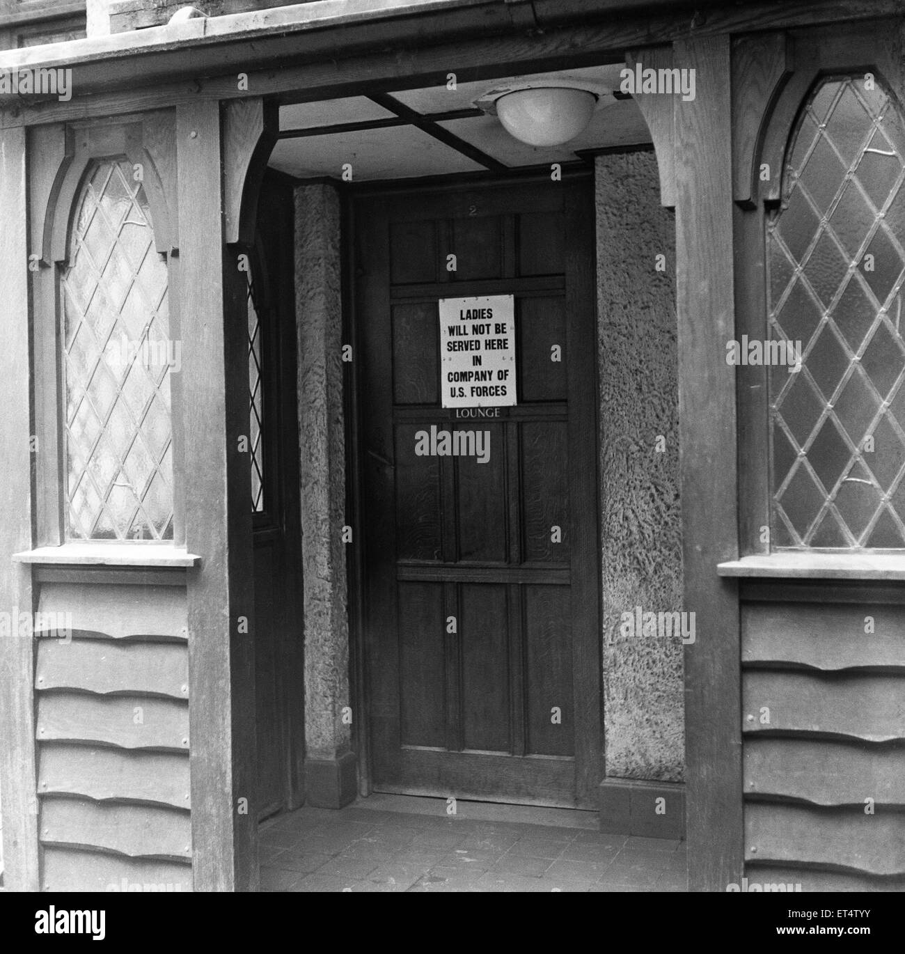 Public House avviso a Oxford High Street, Oxfordshire, informando la donna non saranno serviti se in compagnia di soldati statunitensi. Ottobre 1952. Foto Stock
