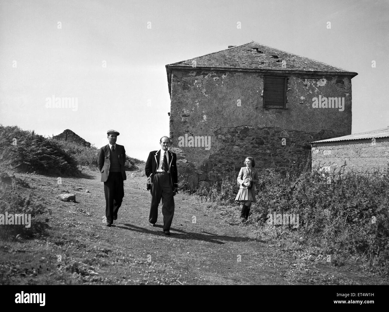 Gli ospiti sono mostrati intorno alle isole Saltee, 5 chilometri al largo della costa meridionale della contea di Wexford, Irlanda, dal proprietario, sedicente Principe Michele I (Michael Neale). 4 agosto 1953. Foto Stock
