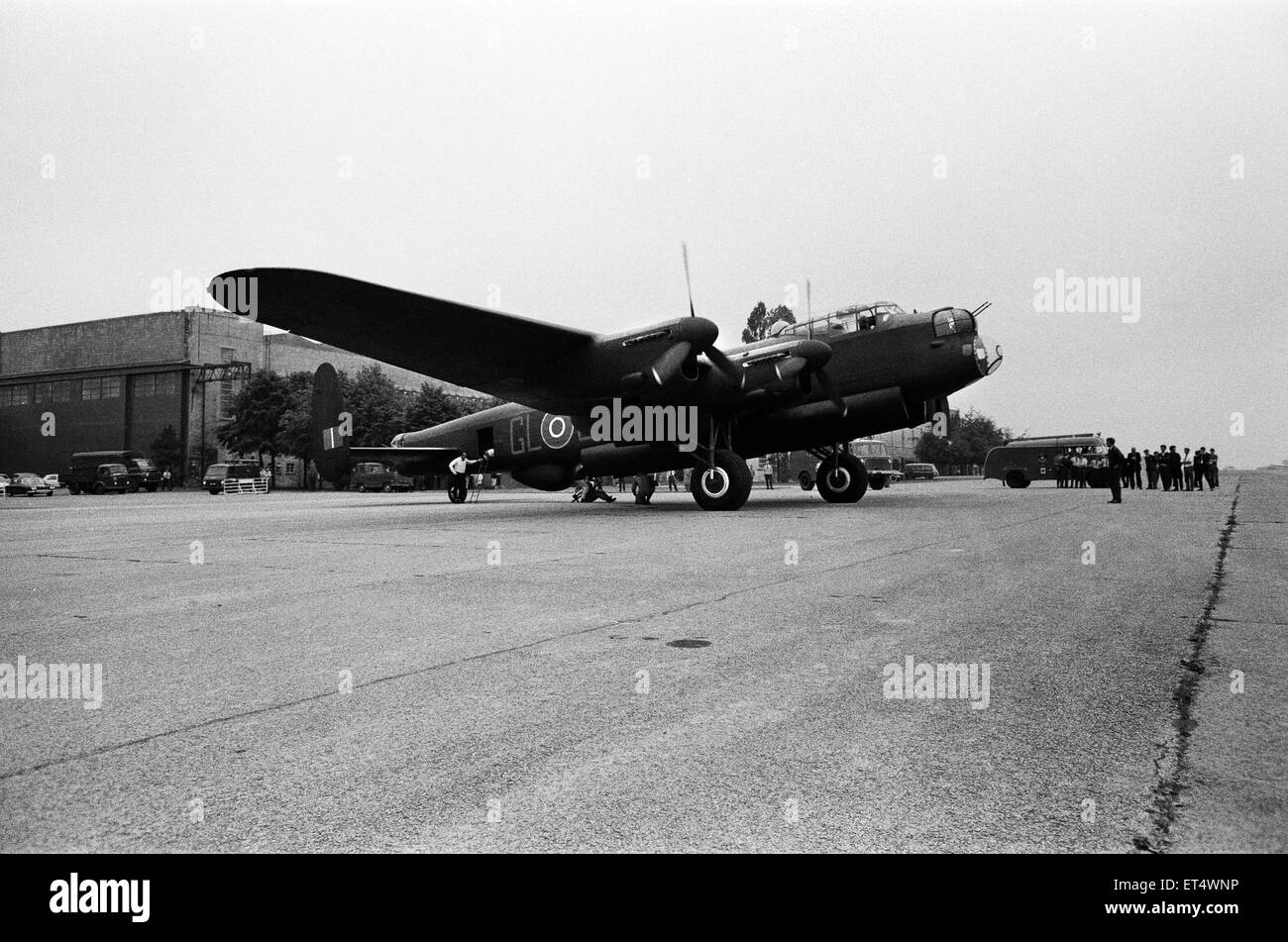 L'ultimo bombardiere Lancaster per volare. È volato da Hullavington RAF airfield vicino a Swindon in rotta per Blackpool dove sarà operativo per un breve periodo prima di essere memorizzati in un museo dell'aviazione. La Lancaster era stato hangered presso la RAF dove era stato reso idoneo al volo e ripristinato. Il decollo è stato ritardato a causa di pioggia e nebbia. Il 26 giugno 1970. Foto Stock