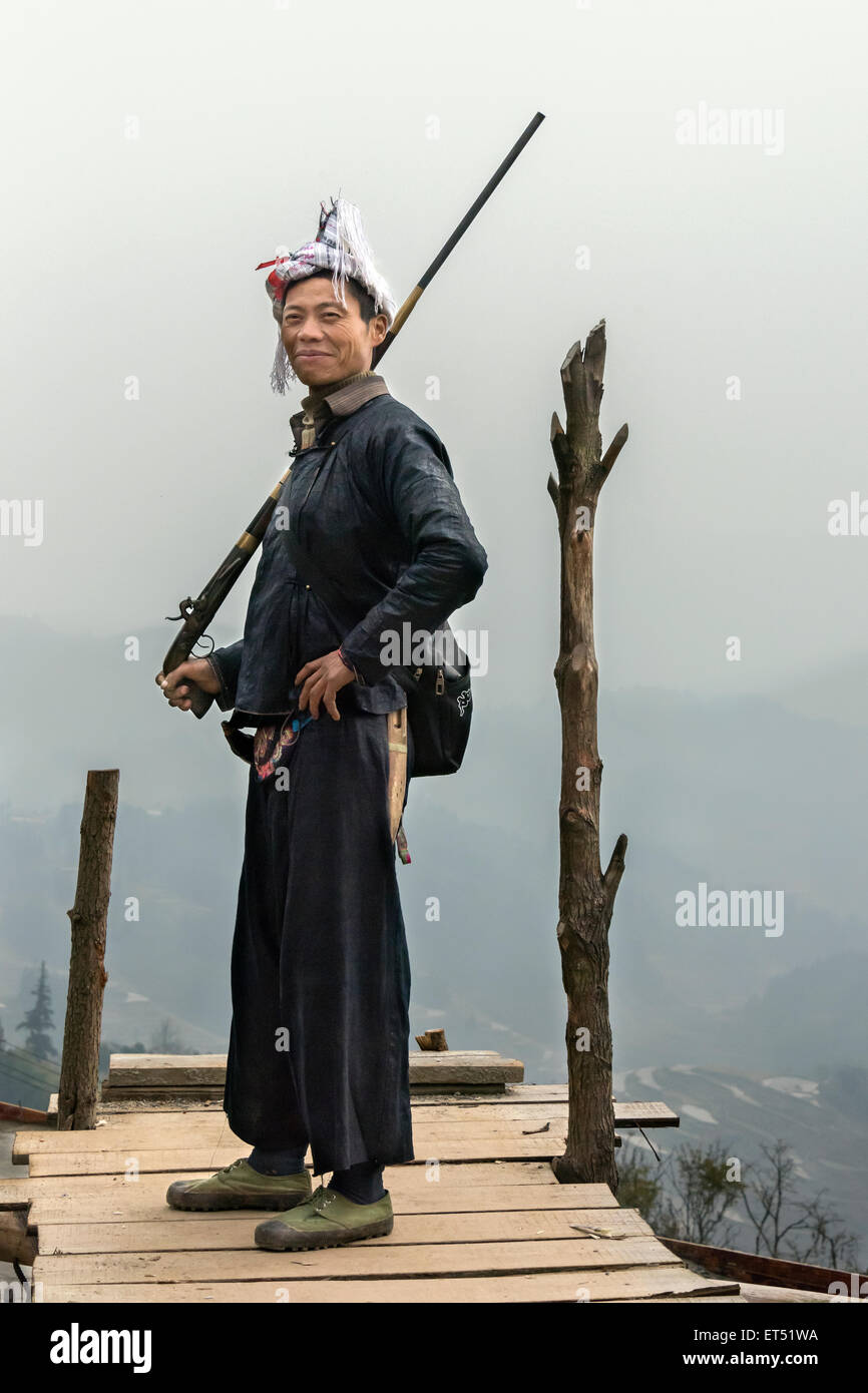Ritratto di un Basha pistolero, Basha Gun Village, Guizhou, Cina Foto Stock Ritratto di un Basha pistolero, Basha Gun Village, Guizhou, Cina Foto Stock