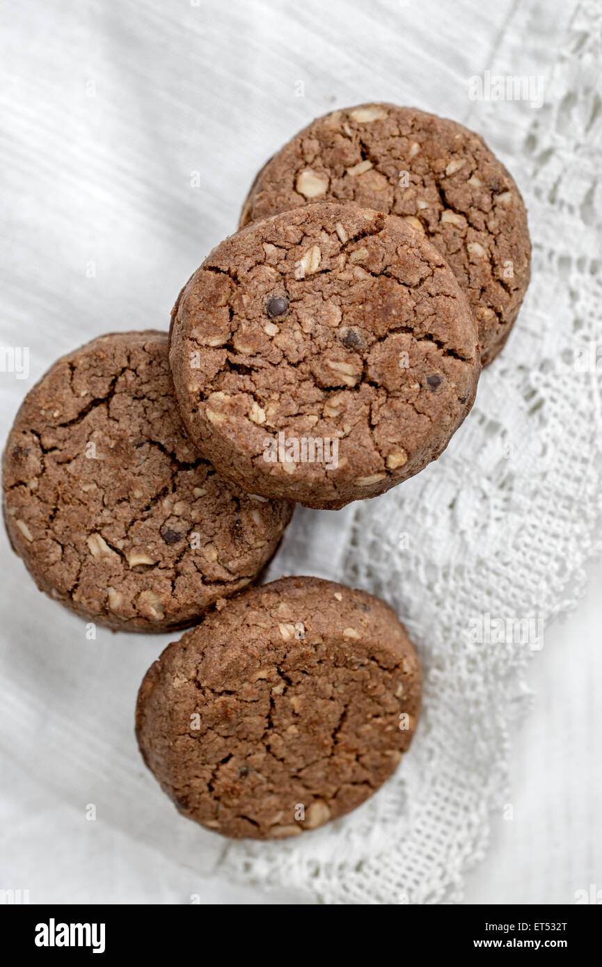 Biscotti al cioccolato sul tovagliolo bianco sul tavolo di legno. Foto Stock