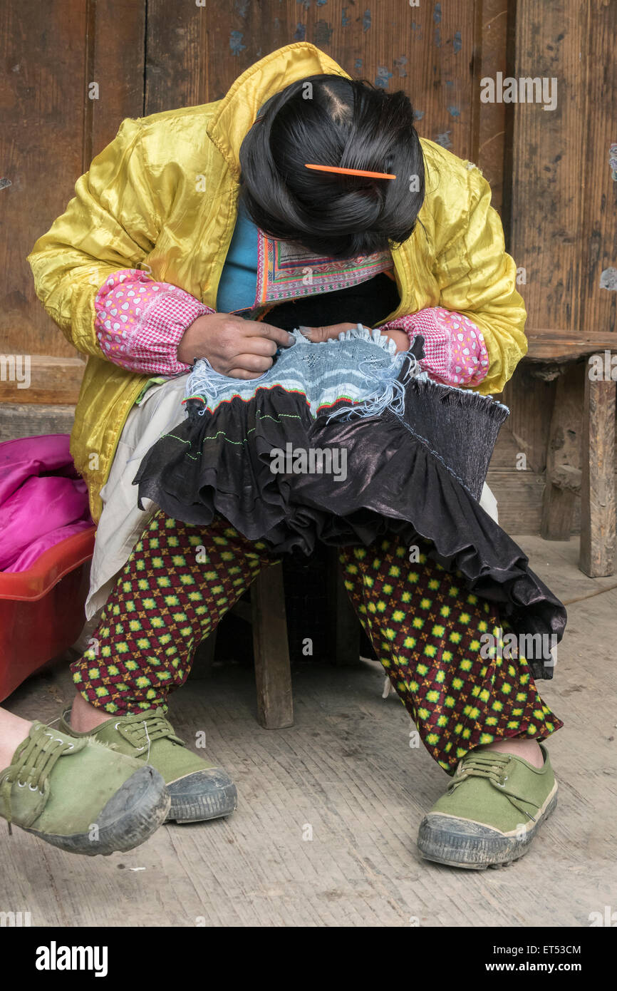 Basha Miao donna smocking costumi tradizionali, Basha Gun Village, Guizhou, Cina Foto Stock Basha Miao donna smocking costumi tradizionali, Basha Gun Village, Guizhou, Cina Foto Stock