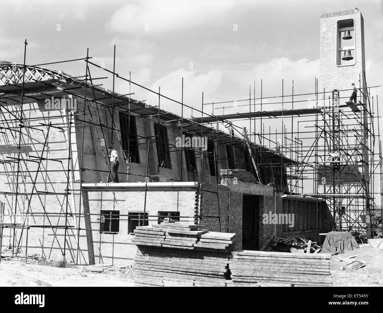La Chiesa di San Nicola Radford, Coventry progettato dalla lavanda, Twentyman e Percy e visto qui in costruzione nei primi mesi del 1955 Foto Stock