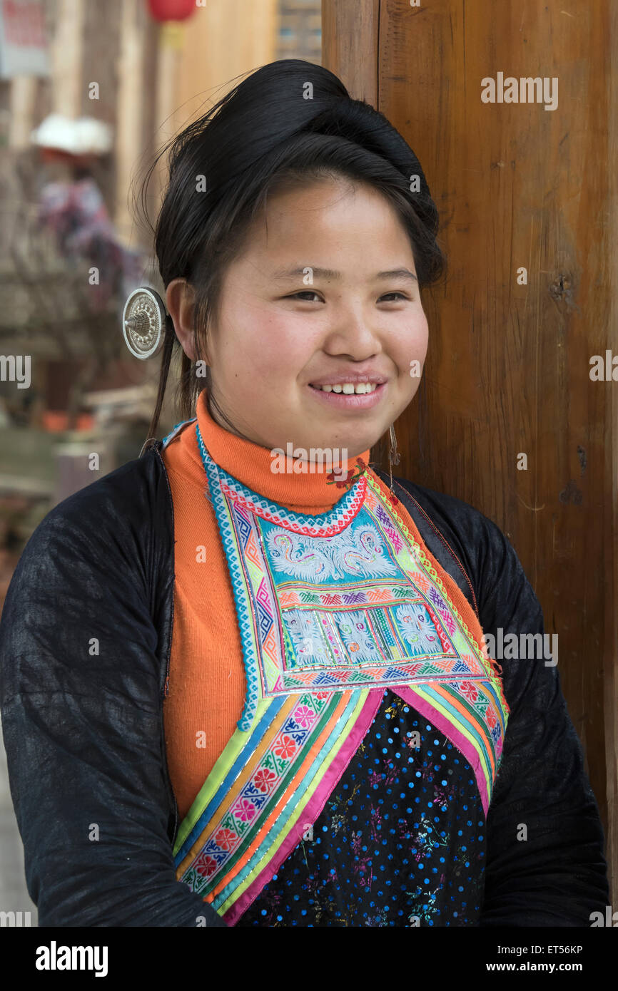 Basha Miao donna con il tradizionale stile di capelli e abbigliamento, Basha Gun Village, Guizhou, Cina Foto Stock Basha Miao donna con il tradizionale stile di capelli e abbigliamento, Basha Gun Village, Guizhou, Cina Foto Stock