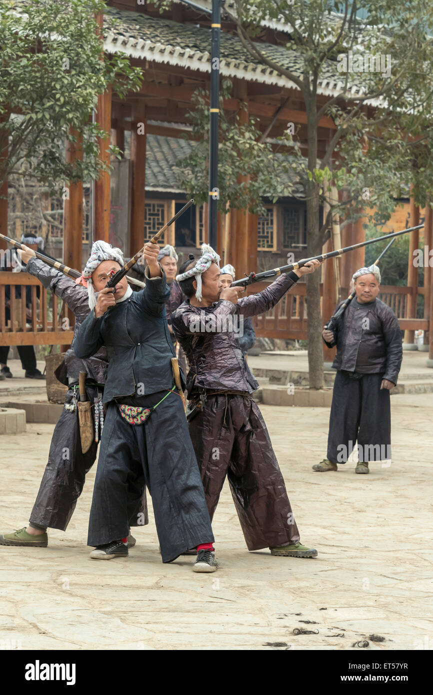 Basha Miao uomini eseguendo una pistola di danza, Basha Gun Village, Guizhou, Cina Foto Stock Basha Miao uomini eseguendo una pistola di danza, Basha Gun Village, Guizhou, Cina Foto Stock