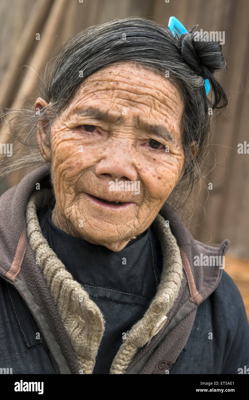 Ritratto di un Basha Miao anziano femmina, Basha Gun Village, Guizhou, Cina Foto Stock Ritratto di un Basha Miao anziano femmina, Basha Gun Village, Guizhou, Cina Foto Stock