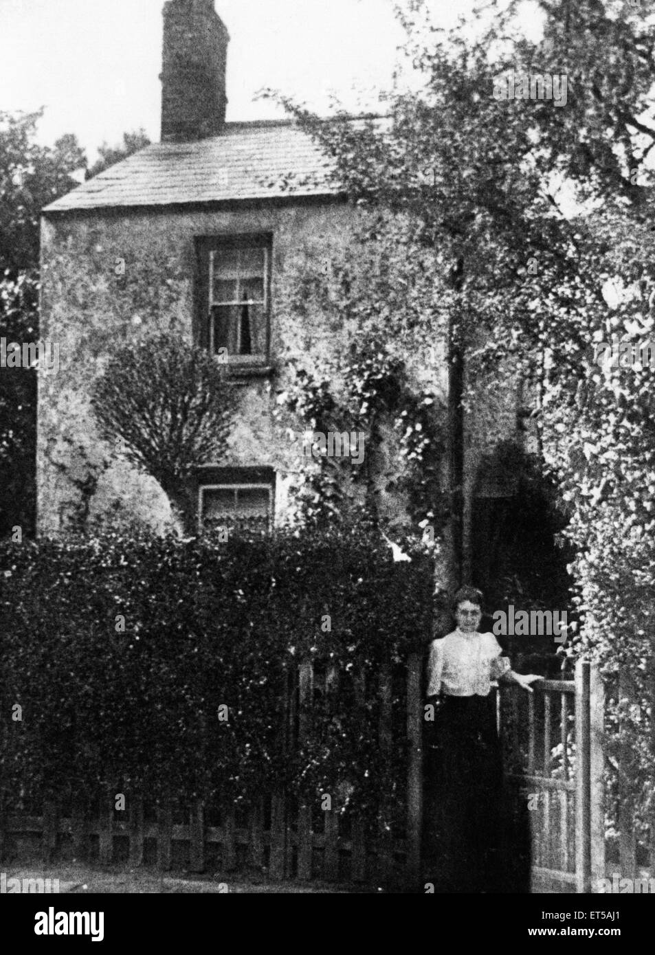 Un vecchio di secoli cottage, forse il più antico di Cardiff sarà presto dando il benvenuto a un nuovo residente-la sua attuale proprietario è la vendita di fino e spostando in California. Quando è stato costruito intorno al 1740 a due in alto e due in basso 'ty bach twt' cottage, in che cosa ora è Romilly Road, Cardiff, è stata la casa di Gardner di una delle grandi case che utilizzato per dominare il campo. Una volta che si è levato in piedi sul proprio frutteto, circondato da fiori e verde dei campi, ma 50 anni fa era tutto ma inghiottito quando un generatore locale eretta la terrazza case che doveva diventare Romilly Road. 1740 circa Foto Stock