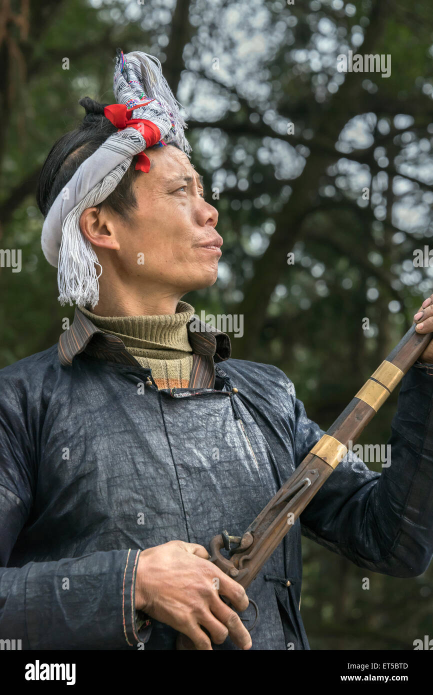 Ritratto di un Basha Miao pistolero, Basha Gun Village, Guizhou, Cina Foto Stock Ritratto di un Basha Miao pistolero, Basha Gun Village, Guizhou, Cina Foto Stock