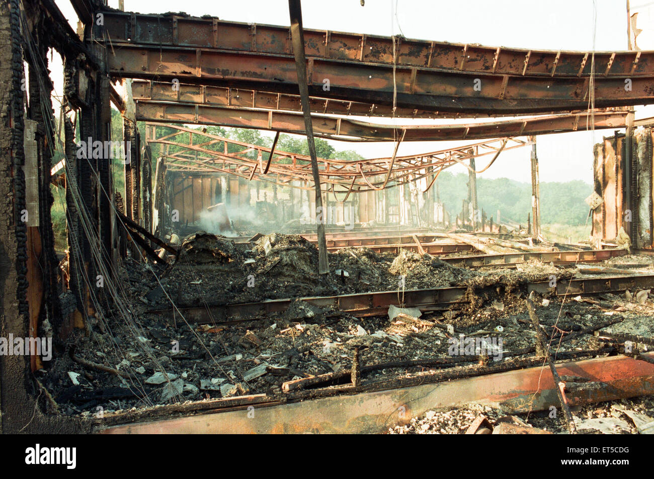 Un incendio completamente eviscerati Eston il Villaggio sciistico di edificio. Il 22 agosto 1996. Foto Stock