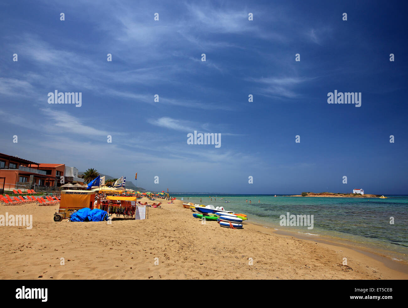 La spiaggia di Malia cittadina e l isolotto di Afendis Christos, Hersonissos comune, Heraklion, Creta, Grecia Foto Stock