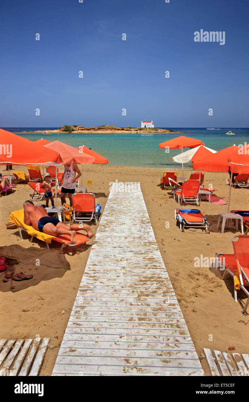 La spiaggia di Malia cittadina e l isolotto di Afendis Christos, Hersonissos comune, Heraklion, Creta, Grecia Foto Stock