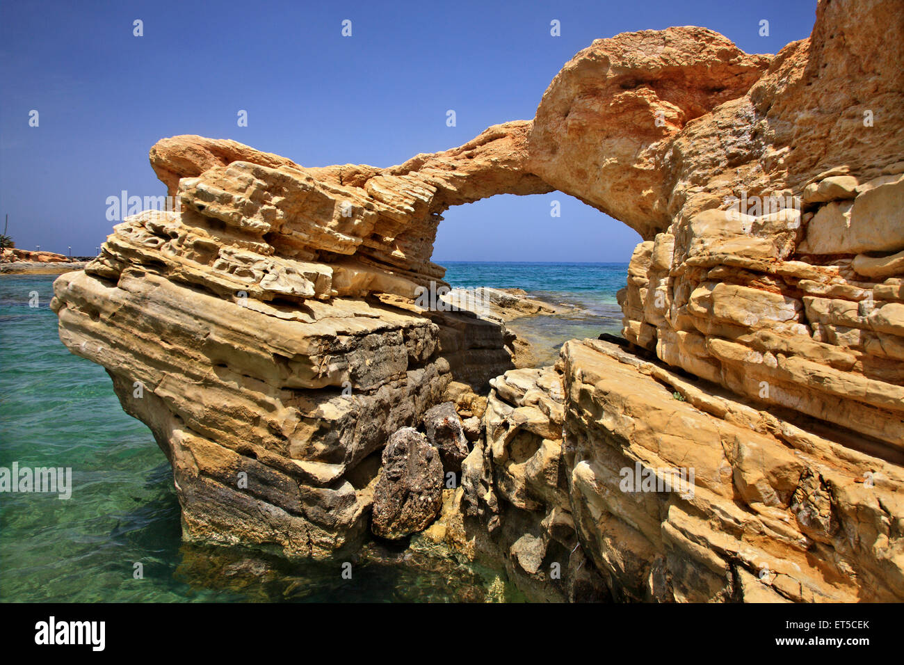 Bellissimo arco roccioso a Hersonissos, Heraklion, Creta, Grecia Foto Stock