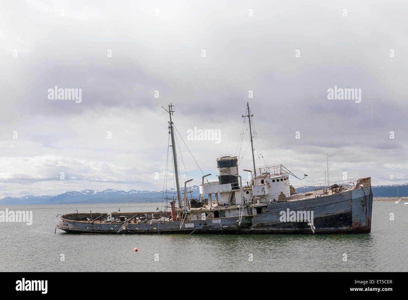 Abbandonato rimorchiatore, Ushuaia Bay, il Canale di Beagle, Tierra de Fuego Provincia, Argentina Foto Stock