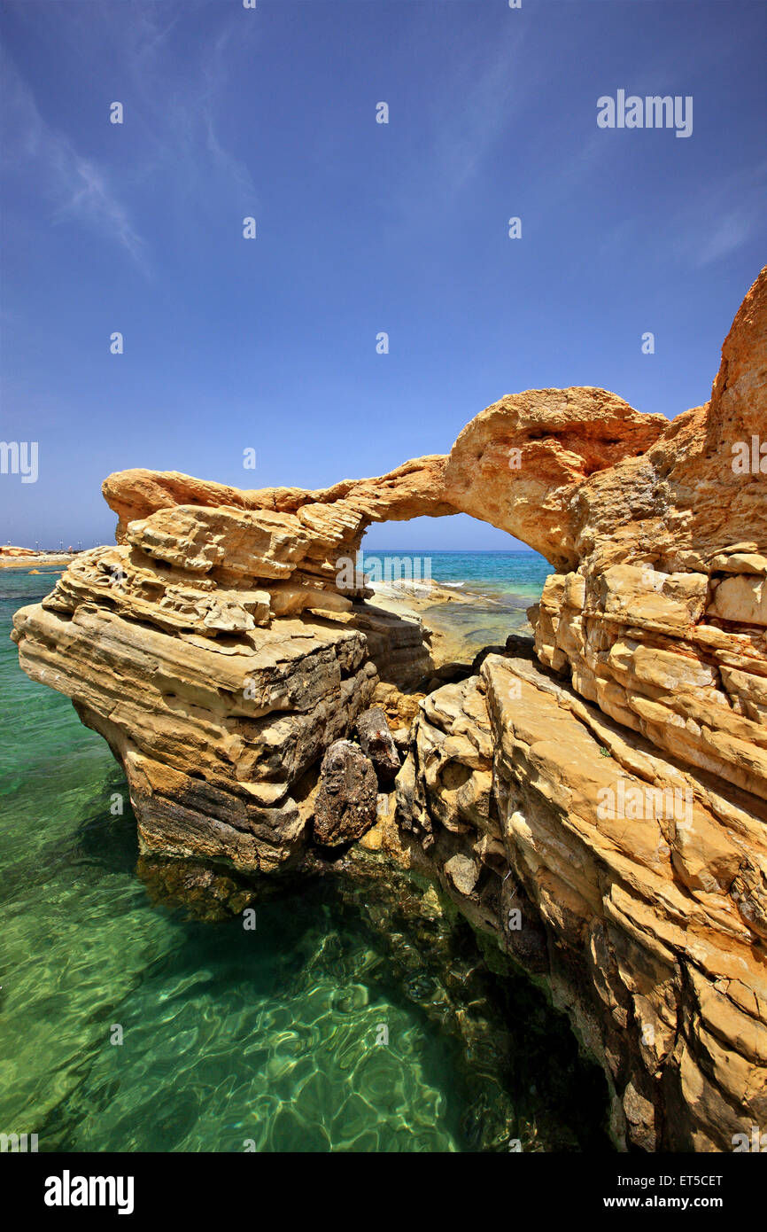 Bellissimo arco roccioso a Hersonissos, Heraklion, Creta, Grecia Foto Stock