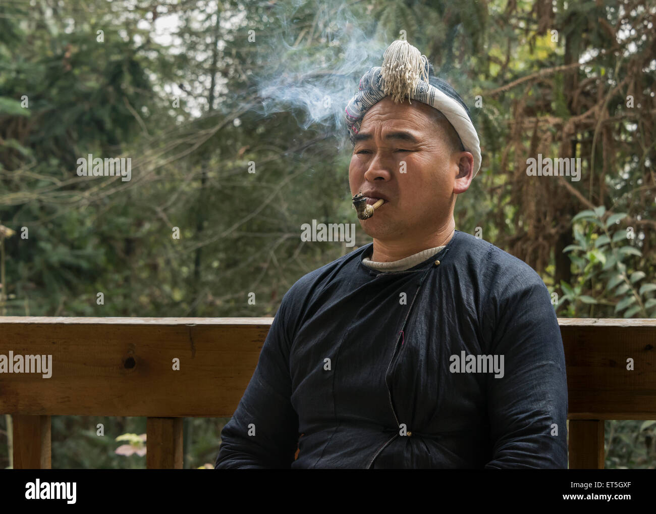 Basha Miao uomo fumare una tubazione, Basha Gun Village, Guizhou, Cina Foto Stock Basha Miao uomo fumare una tubazione, Basha Gun Village, Guizhou, Cina Foto Stock
