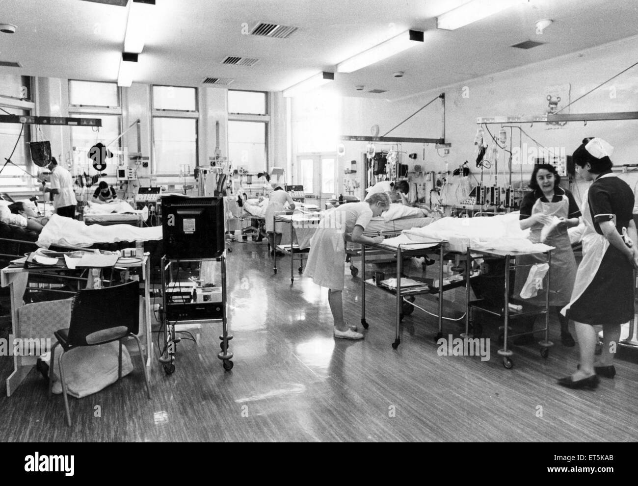 Come bene come può essere previsto.. l'unità di cura intensiva a Cardiff Royal Infirmary dove la mancanza di mezzi di cassa alcuni salva-vita strutture non vengono utilizzati. Il 7 aprile 1986. Foto Stock