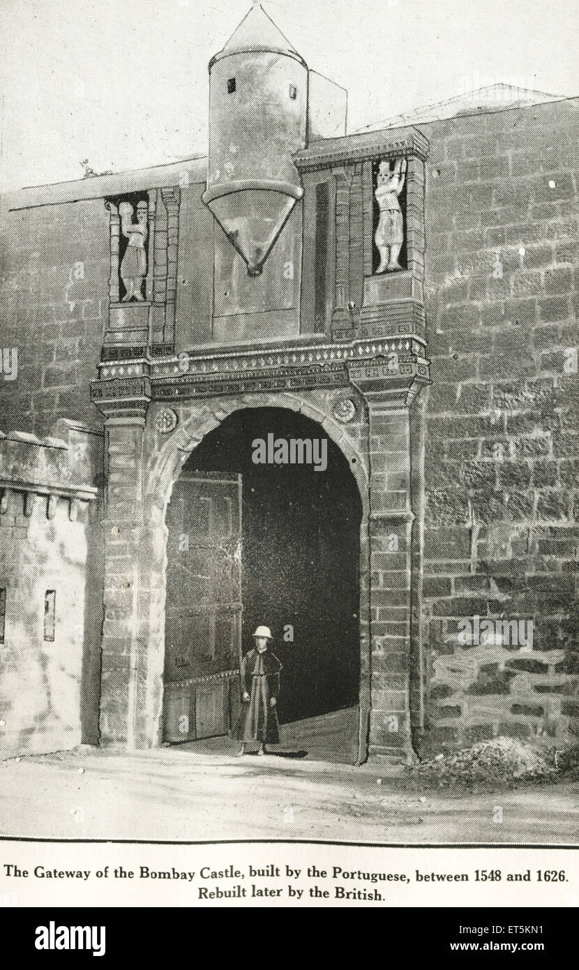 Gateway di Bombay castello costruito dal portoghese tra 1548 e 1626 in seguito ricostruito da British ; Mumbai Bombay ; Maharashtra Foto Stock