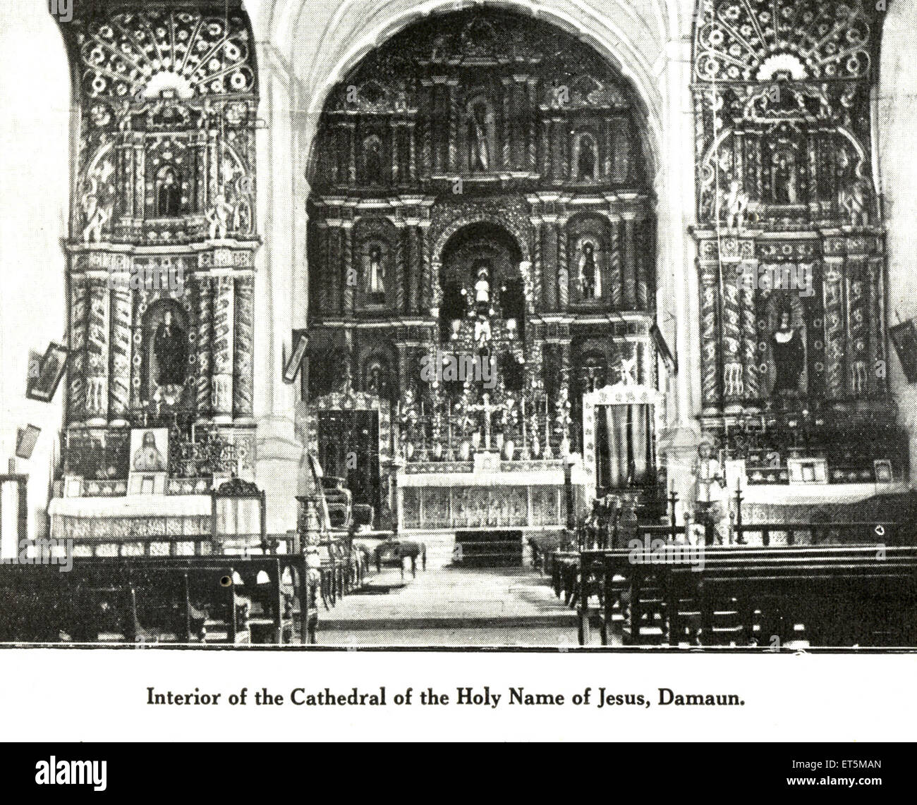 La comunità cattolica interno della Cattedrale del Santo Nome di Gesù ; Damaun Daman ; India UT Foto Stock