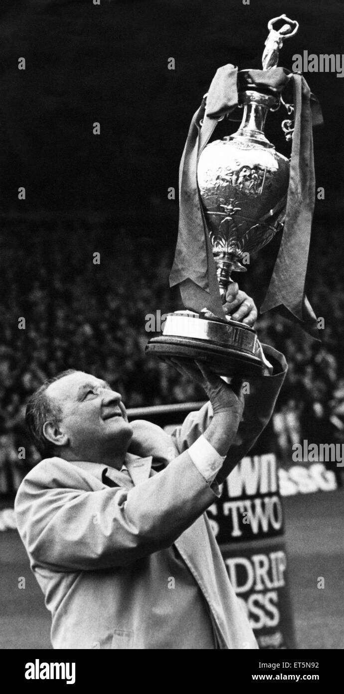 Robert "Bob" Paisley OBE (23 gennaio 1919 - 14 febbraio 1996) era un calciatore inglese e manager che hanno speso quasi cinquanta anni con il Liverpool come una ala metà, fisioterapista, pullman e manager. I suoi successi come Liverpool manager hanno portato a Paisley essendo considerato come uno dei più grandi gestori di calcio di tutti i tempi, ed egli rimane finora il solo manager nella storia del calcio ad aver vinto tre coppe europee. (Foto) Bob Paisley detiene aloft prima divisione trofeo nella sua ultima stagione come Liverpool manager. 8 Maggio 1983 Foto Stock