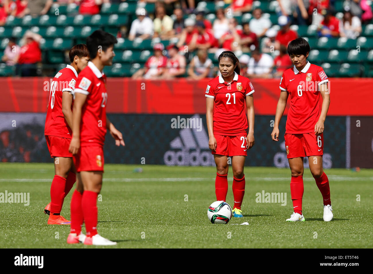 (150611) -- EDMONTON, 11 giugno 2015(Xinhua) -- della Cina di Wang lisi (2 R) reagisce prima di un calcio di punizione durante il Gruppo una corrispondenza tra la Cina e i Paesi Bassi al Commonwealth Stadium di Edmonton, Canada il 11 giugno 2015. (Xinhua/Wang Lili) Foto Stock