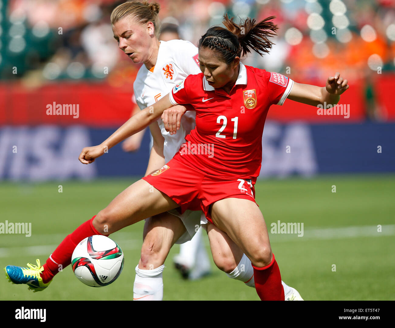 (150611) -- EDMONTON, 11 giugno 2015(Xinhua) -- della Cina di Wang Lisi (R) il sistema VIES con Petra Hogewoning dei Paesi Bassi durante il Gruppo una corrispondenza tra la Cina e i Paesi Bassi al Commonwealth Stadium di Edmonton, Canada il 11 giugno 2015. (Xinhua/Wang Lili) Foto Stock
