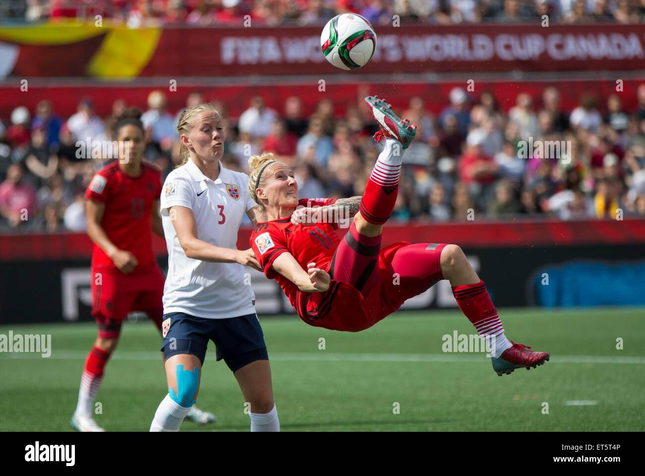 Ottawa, Canada. 11 Giugno, 2015. Anja Mittag(R) della Repubblica federale di Germania prende un overhead kick durante il gruppo B match contro la Norvegia al 2015 FIFA Coppa del Mondo femminile di Ottawa in Canada, 11 giugno 2015. La partita si è conclusa con un pareggio. Credito: Xinhua/Alamy Live News Foto Stock