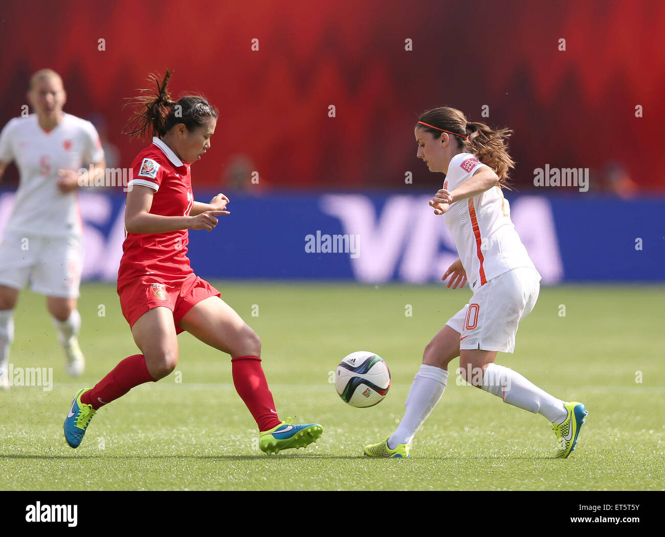 Edmonton, Canada. 11 Giugno, 2015. Della Cina di giocatore Wang Lisi (L) il sistema VIES per la palla con il Canada's player Danielle Van De Donk durante il gruppo una corrispondenza tra il Canada e la Cina al 2015 FIFA Coppa del mondo femminile in Edmonton, Canada, 11 giugno 2015. Credito: Qin Lang/Xinhua/Alamy Live News Foto Stock