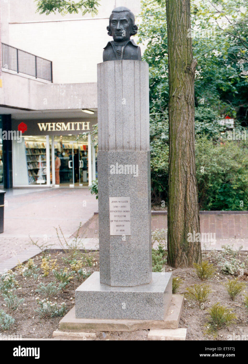 John Walker, 1781 - 1859, Stockton nato inventore dell'attrito corrispondono, statua, John Walker Square, Stockton, 28 giugno 1991. Foto Stock