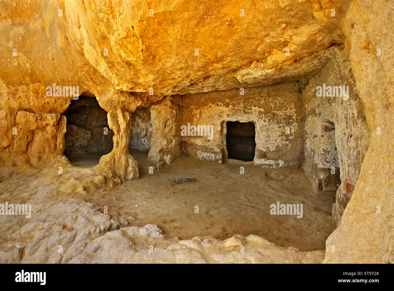 Nelle grotte di Matala (antiche tombe romane), una volta 'home' per molti hippies, Festo comune, Heraklion, Creta, Grecia. Foto Stock