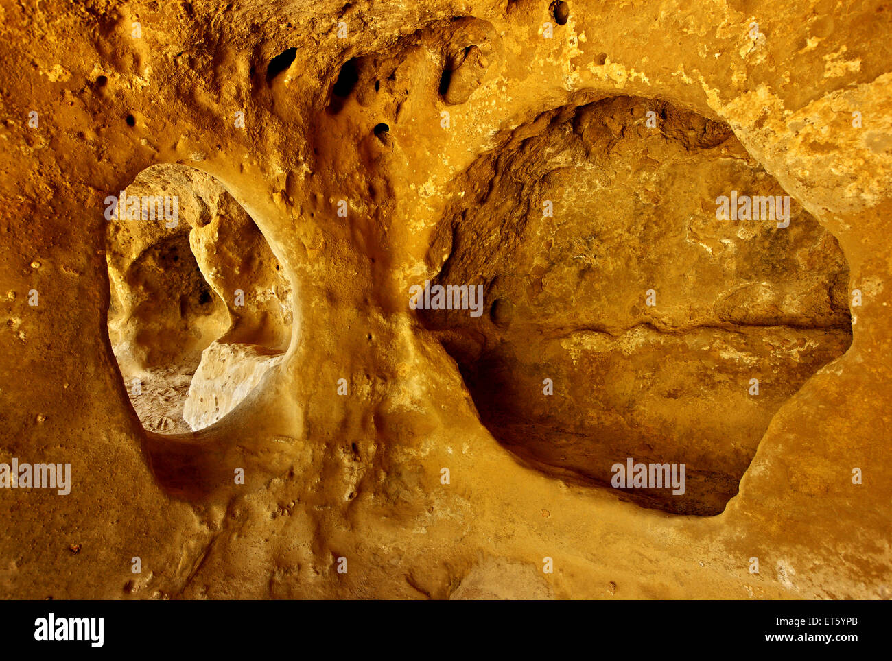 Nelle grotte di Matala (antiche tombe romane), una volta 'home' per molti hippies, Festo comune, Heraklion, Creta, Grecia. Foto Stock