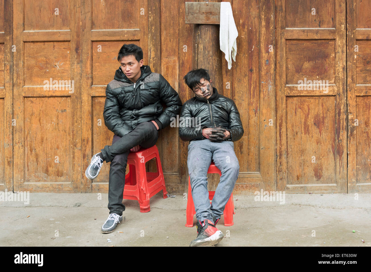 In piedi dal suo amico a pelo, Huanggang Dong Village, Guizhou, Cina Foto Stock