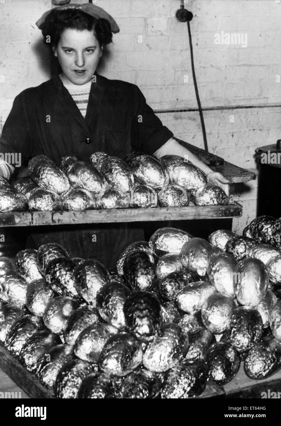 Maria Timney mette in evidenza un vassoio finito di uova che vengono confezionati e pronti per la distribuzione, il 18 marzo 1950. Foto Stock