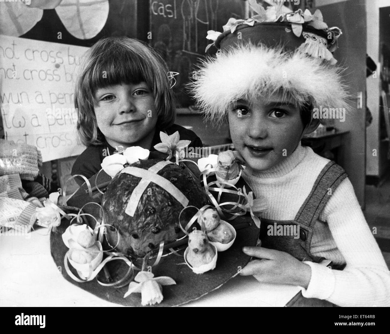 I bambini con il loro cioccolato cofano di Pasqua, 25 marzo 1975. Foto Stock