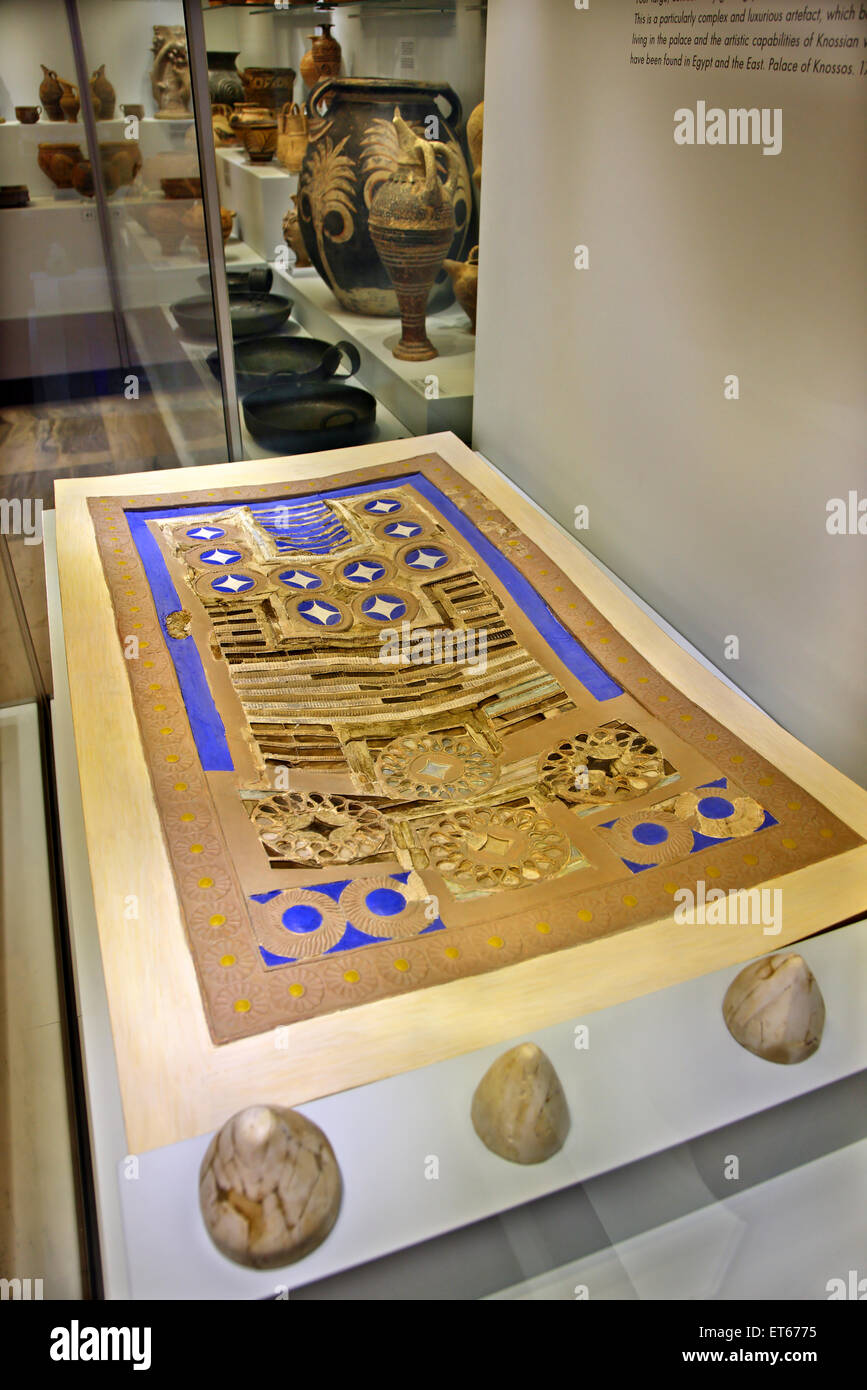 Il 'Draughtboard' ('Zatrikio') un gioco di bordo dell'epoca Minoica nel Museo Archeologico di Heraklion, Creta, Grecia. Foto Stock