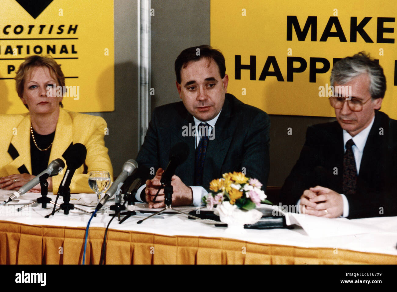 Alex Salmond, centro. Ciò che una differenza di un anno fa. Durante l'ultima conferenza di SNP lo slogan era 'Scotland libero nel '93'. Ma con la NAT MP è ridotto a tre alle elezioni generali e partito morale slumping inferiore alla libbra, ora ha un anello di cavo. Il 10 aprile 1992. Foto Stock
