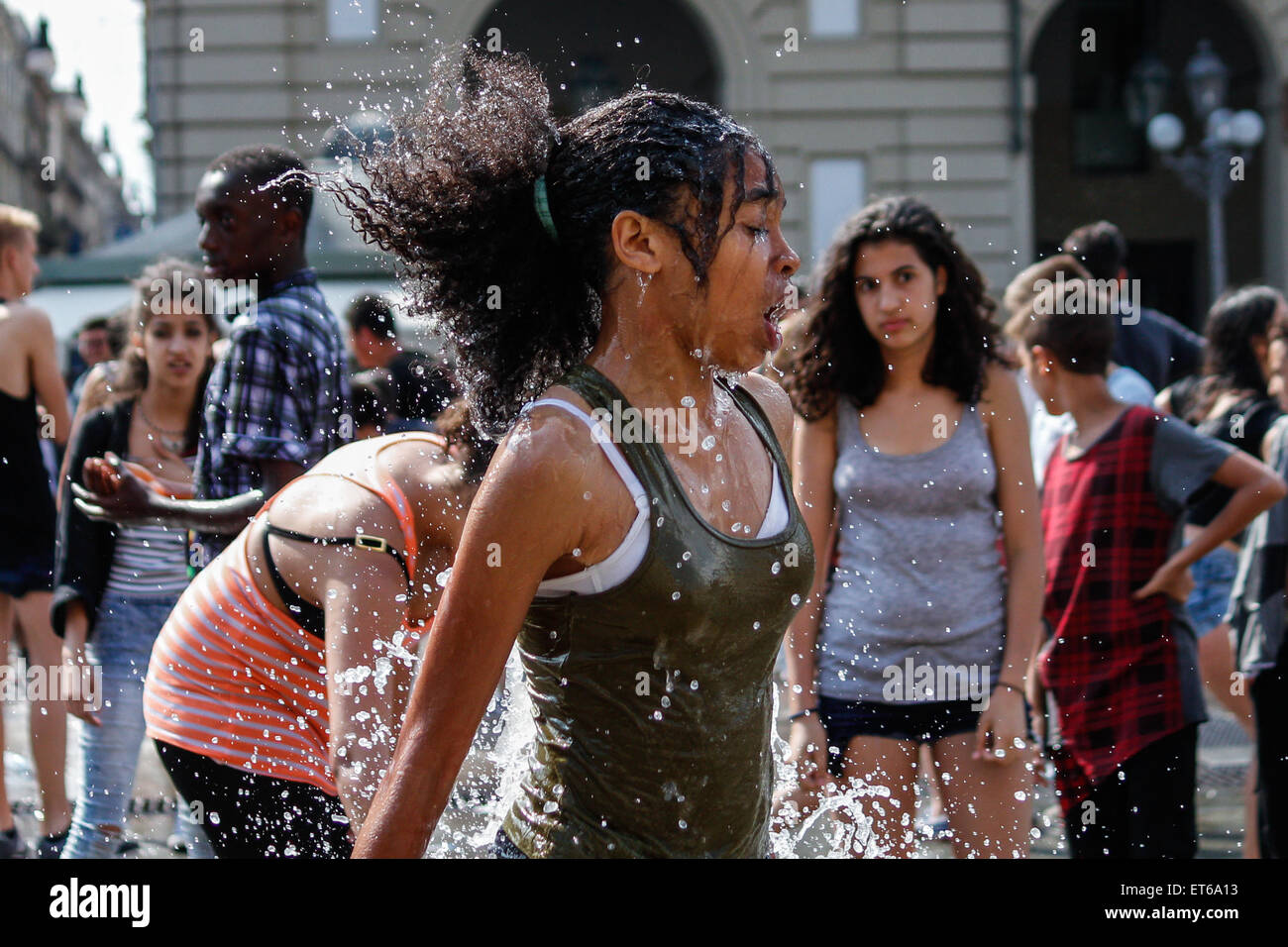 Torino, Italia. 11 Giugno, 2015. Centinaia di studenti si sono riuniti per celebrare l'ultimo giorno di scuola. La sua tradizione di bagnarsi nelle fontane di Piazza Castello tra la gioia e il divertimento. Nella foto una ragazza ha i suoi capelli tutto bagnato. Credito: Elena Aquila/Pacific Press/Alamy Live News Foto Stock