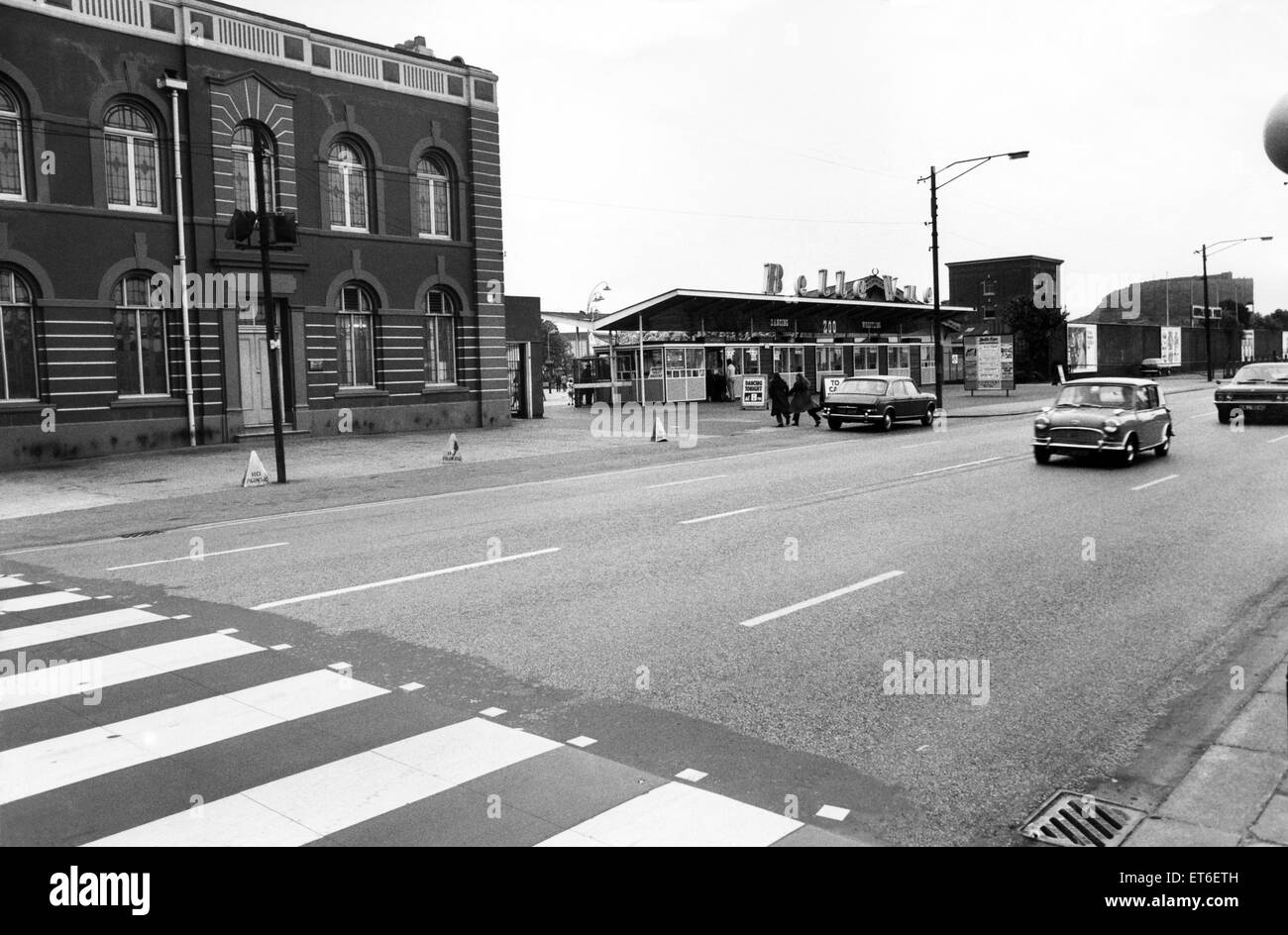 L'ingresso principale a Bellue Vue su Hyde Road sulla Gorton area di Manchester. Il 7 giugno 1971. Foto Stock L'ingresso principale a Bellue Vue su Hyde Road sulla Gorton area di Manchester. Il 7 giugno 1971. Foto Stock