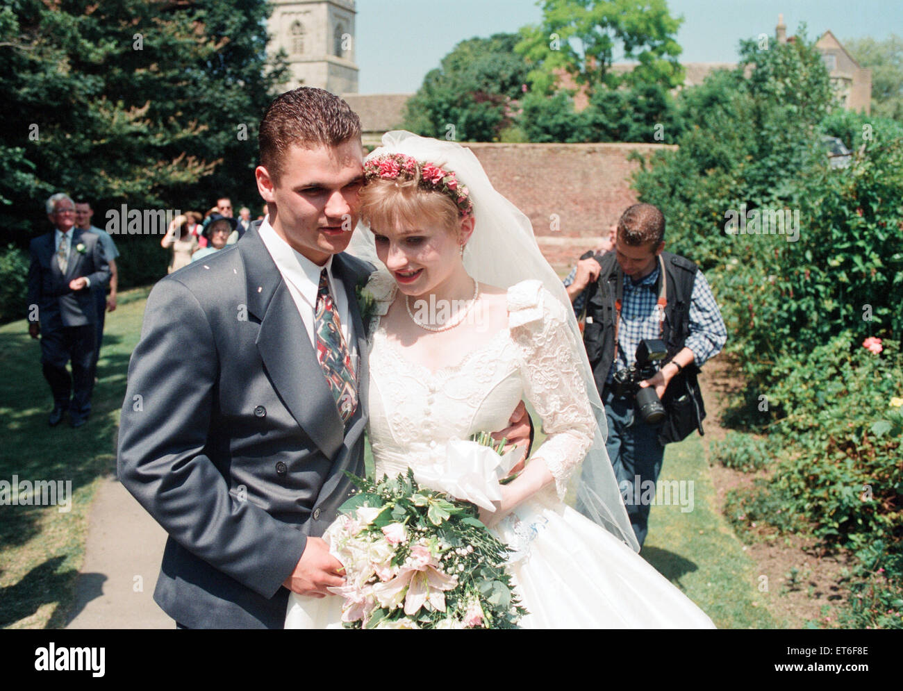 Il matrimonio di Stephen West e Andrea Davis presso la chiesa di San Giorgio, Brockworth, vicino a Gloucester. Stephen West è figlio di massa assassino Fred West. Il 23 luglio 1994. Foto Stock